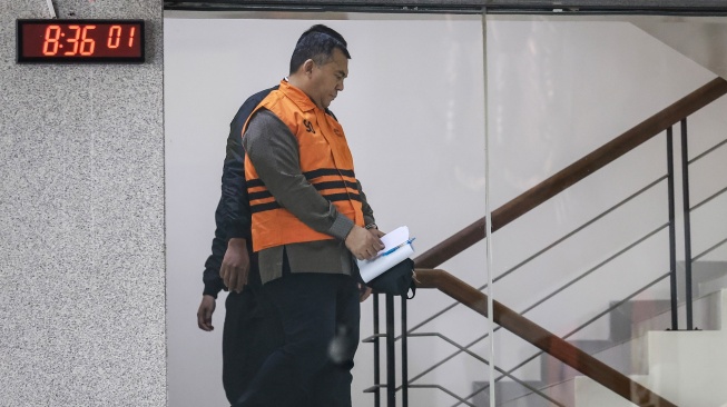 Wakil Menteri Imigrasi dan Pemasyarakatan (Imipas) Silmy Karim berjalan dengan mengenakan rompi tahanan dan tangan terborgol usai menjalani pemeriksaan di Gedung Merah Putih KPK, Jakarta, Kamis (4/6/2026). [ANTARA FOTO/Dhemas Reviyanto/app/tom]