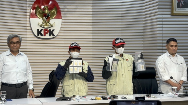KPK Pamerkan Barang Bukti Rp17,5 Miliar dari Kasus Silmy Karim, Ada Kripto hingga Emas