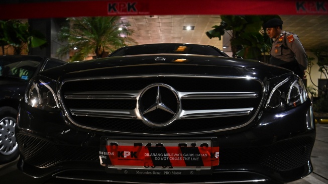 Petugas melihat kendaraan barang bukti kasus OTT di lingkungan Direktorat Jenderal Imigrasi saat tiba di Gedung Merah Putih KPK, Jakarta, Rabu (3/6/2026). [ANTARA FOTO/Indrianto Eko Suwarso/bar]