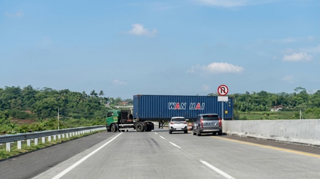Bikin Jantungan! Manuver Ekstrem Truk Trailer Putar Balik di Tol Semarang-Solo Nyaris Picu Tabrakan