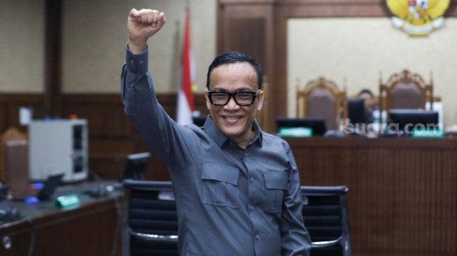 Terdakwa kasus dugaan pemerasan dalam pengurusan sertifikat Keselamatan dan Kesehatan Kerja (K3) di Kementerian Ketenagakerjaan Immanuel Ebenezer saat bersiap untuk mengikuti sidang putusan di Pengadilan Tipikor, Jakarta, Senin (4/6/2026). [Suara.com/Alfian Winanto]
