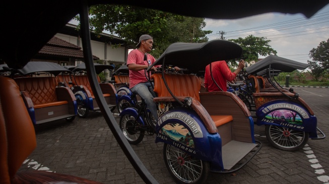 Pengemudi becak motor (bentor) mencoba becak listrik saat pelaksanaan program penghapusan bentor di Kantor UPT Pengujian Kendaraan Bermotor Dinas Perhubungan Yogyakarta, Rabu (3/6/2026). [ANTARA FOTO/Andreas Fitri Atmoko/bar]