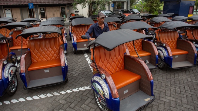 Pengemudi becak motor (bentor) mencoba becak listrik saat pelaksanaan program penghapusan bentor di Kantor UPT Pengujian Kendaraan Bermotor Dinas Perhubungan Yogyakarta, Rabu (3/6/2026). [ANTARA FOTO/Andreas Fitri Atmoko/bar]
