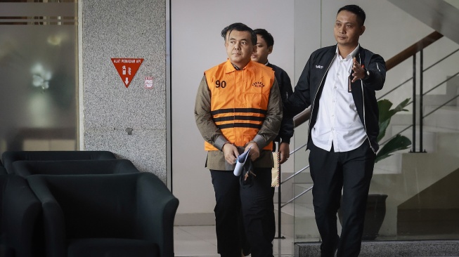 Wakil Menteri Imigrasi dan Pemasyarakatan (Imipas) Silmy Karim (kiri) berjalan dengan mengenakan rompi tahanan dan tangan terborgol usai menjalani pemeriksaan di Gedung Merah Putih KPK, Jakarta, Kamis (4/6/2026). [ANTARA FOTO/Dhemas Reviyanto/app/tom