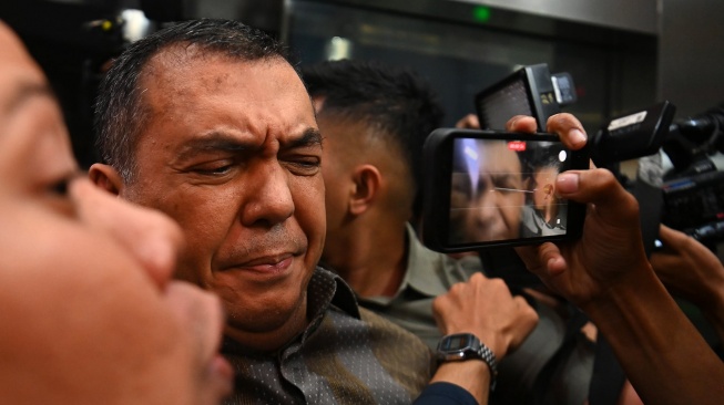 Wakil Menteri Imigrasi dan Pemasyarakatan Silmy Karim (tengah) tiba untuk menjalani pemeriksaan di Gedung Merah Putih KPK, Jakarta, Rabu (3/6/2026). [ANTARA FOTO/Indrianto Eko Suwarso/rwa]