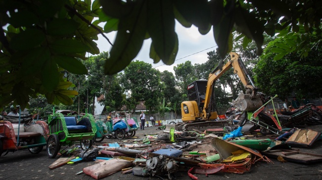 Petugas memusnahkan becak motor (bentor) saat pelaksanaan program penghapusan bentor di Kantor UPT Pengujian Kendaraan Bermotor Dinas Perhubungan Yogyakarta, Rabu (3/6/2026). [ANTARA FOTO/Andreas Fitri Atmoko/bar]