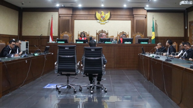 Terdakwa kasus dugaan pemerasan dalam pengurusan sertifikat Keselamatan dan Kesehatan Kerja (K3) di Kementerian Ketenagakerjaan Immanuel Ebenezer saat  mengikuti sidang putusan di Pengadilan Tipikor, Jakarta, Senin (4/6/2026). [Suara.com/Alfian Winanto]
