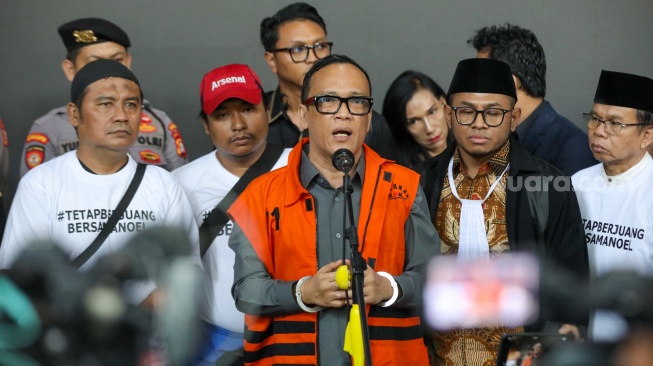 Terdakwa kasus dugaan pemerasan dalam pengurusan sertifikat Keselamatan dan Kesehatan Kerja (K3) di Kementerian Ketenagakerjaan Immanuel Ebenezer memberikan pernyataan usai mengikuti sidang putusan di Pengadilan Tipikor, Jakarta, Senin (4/6/2026). [Suara.com/Alfian Winanto]
