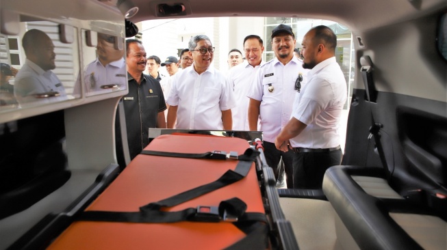 TMMIN Serahkan Bantuan Kijang Innova Ambulans ke RSUD Muda Sedia Aceh Tamiang. (Foto: TMMIN)