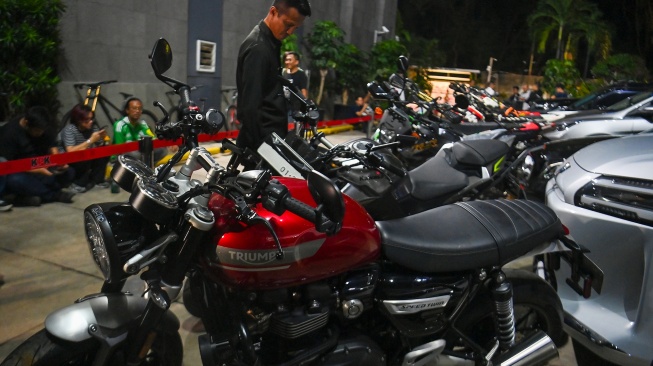 Petugas melihat sejumlah kendaraan barang bukti kasus OTT di lingkungan Direktorat Jenderal Imigrasi saat tiba di Gedung Merah Putih KPK, Jakarta, Rabu (3/6/2026). [ANTARA FOTO/Indrianto Eko Suwarso/bar]
