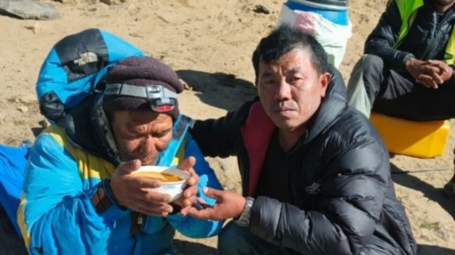 Seorang pemandu gunung asal Nepal, Dawa Sherpa, ditemukan hidup setelah hilang selama enam hari di Gunung Everest. [Istimewa]