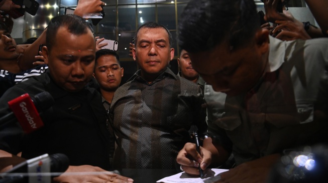 Wakil Menteri Imigrasi dan Pemasyarakatan Silmy Karim (tengah) tiba untuk menjalani pemeriksaan di Gedung Merah Putih KPK, Jakarta, Rabu (3/6/2026). [ANTARA FOTO/Indrianto Eko Suwarso/rwa]
