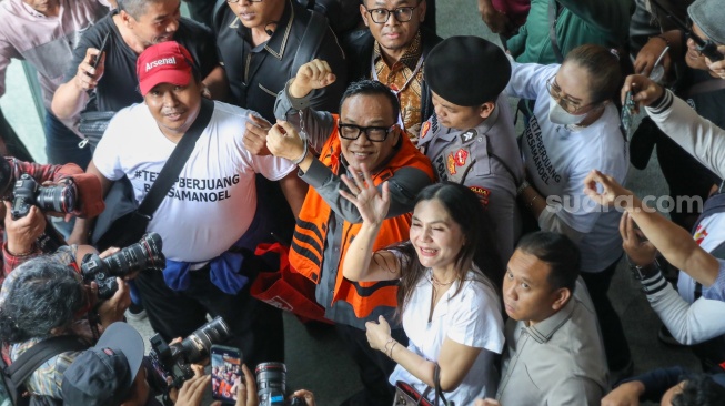 Terdakwa kasus dugaan pemerasan dalam pengurusan sertifikat Keselamatan dan Kesehatan Kerja (K3) di Kementerian Ketenagakerjaan Immanuel Ebenezer usai mengikuti sidang putusan di Pengadilan Tipikor, Jakarta, Senin (4/6/2026). [Suara.com/Alfian Winanto]
