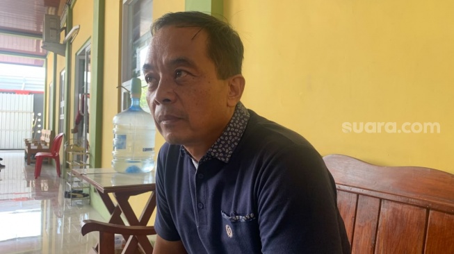Owner toko bangunan TB Bersinar Jaya dan Dwi Jaya, Dwi Sudarmadi, ketika ditemui di gudang persediaan. (Suara.com/Irwan Febri)