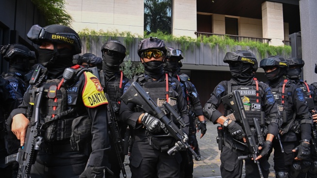 Personel Brimob berjaga saat penyidik KPK mendatangi rumah mantan Wakil Menteri Imigrasi dan Pemasyarakatan Silmy Karim di kawasan Brawijaya, Kebayoran Baru, Jakarta Selatan, Jumat (5/6/2026). [ANTARA FOTO/Indrianto Eko Suwarso/kye