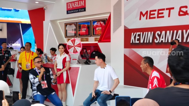 Legenda ganda putra Indonesia, Kevin Sanjaya Sukamuljo, memberikan sorotan khusus terhadap performa gemilang Raymond Indra/Nikolaus Joaquin di Indonesia Open 2026. [Dok. Suara.com/Arief Apriadi]