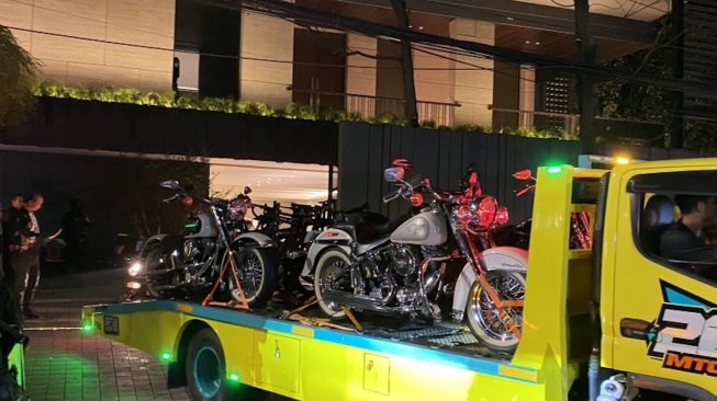 Geledah 5 Jam, KPK Sita Moge Harley Davidson hingga Porsche di Rumah Silmy Karim