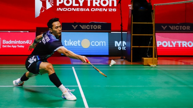 Pebulu tangkis tunggal putra Indonesia Jonatan Christie saat melawan tunggal putra Jepang Yushi Tanaka pada babak 8 besar Polytron Indonesia Open 2026 di Istora Senayan, Jakarta, Jumat (5/6/2026). [Suara.com/Alfian Winanto]