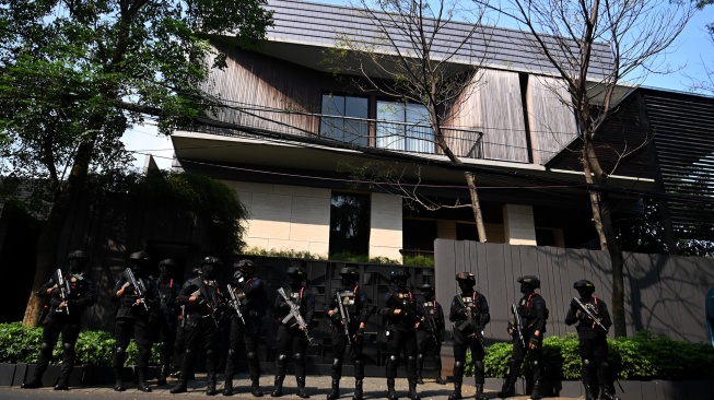 Personel Brimob berjaga saat penyidik KPK mendatangi rumah mantan Wakil Menteri Imigrasi dan Pemasyarakatan Silmy Karim di kawasan Brawijaya, Kebayoran Baru, Jakarta Selatan, Jumat (5/6/2026). [ANTARA FOTO/Indrianto Eko Suwarso/kye]