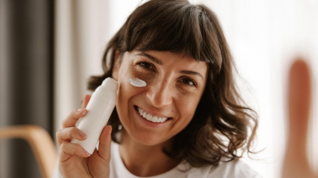 5 Moisturizer Lokal Terbaik untuk Usia 40 Tahun ke Atas menurut Review dan Harga