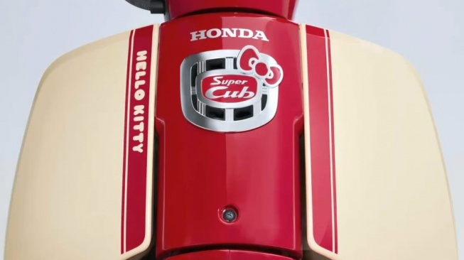 Honda meluncurkan edisi spesial Super Cub 50 dan 110 berkolaborasi dengan Hello Kitty untuk merayakan ulang tahun ke 50 karakter ikonik dari Sanrio. (Foto: Honda)