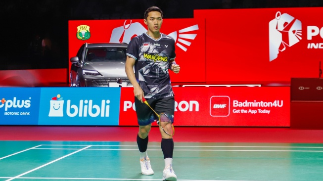 Pebulu tangkis tunggal putra Indonesia Jonatan Christie saat melawan tunggal putra Jepang Yushi Tanaka pada babak 8 besar Polytron Indonesia Open 2026 di Istora Senayan, Jakarta, Jumat (5/6/2026). [Suara.com/Alfian Winanto]
