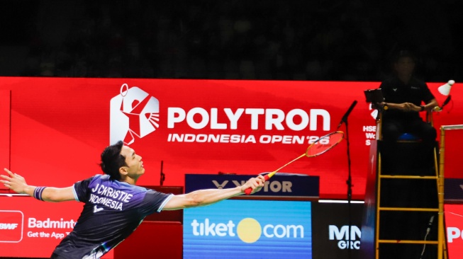 Pebulu tangkis tunggal putra Indonesia Jonatan Christie saat melawan tunggal putra Jepang Yushi Tanaka pada babak 8 besar Polytron Indonesia Open 2026 di Istora Senayan, Jakarta, Jumat (5/6/2026). [Suara.com/Alfian Winanto]