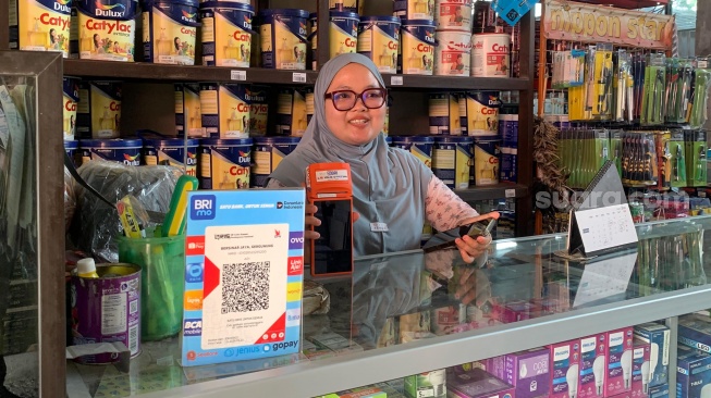 Kasir TB Bersinar Jaya, Ayusha Rizkyana, ketika ditemui di toko cabang Tegalmulyo, Klaten Utara. (Suara.com/Irwan Febri)