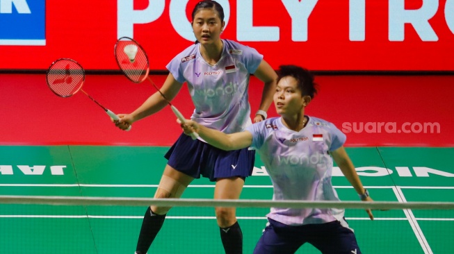 Pebulu tangkis ganda putri Indonesia Amallia Cahaya Pratiwi (kiri) dan Siti Fadia Silva Ramadhanti (kanan) saat melawan ganda putri Jepang Yuki Fukushima dan Mayu Matsumoto China pada babak 8 besar Polytron Indonesia Open 2026 di Istora Senayan, Jakarta, Jumat (5/6/2026). [Suara.com/Alfian Winanto]
