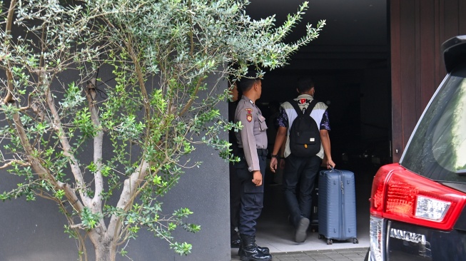 Penyidik KPK mendatangi rumah mantan Wakil Menteri Imigrasi dan Pemasyarakatan Silmy Karim di kawasan Brawijaya, Kebayoran Baru, Jakarta Selatan, Jumat (5/6/2026). [ANTARA FOTO/Indrianto Eko Suwarso/kye]