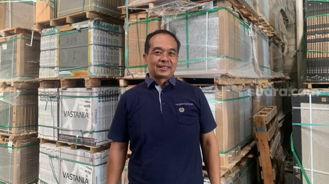 Owner toko bangunan TB Bersinar Jaya dan Dwi Jaya, Dwi Sudarmadi, ketika ditemui di gudang persediaan toko. (Suara.com/Irwan Febri)