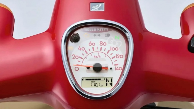 Honda meluncurkan edisi spesial Super Cub 50 dan 110 berkolaborasi dengan Hello Kitty untuk merayakan ulang tahun ke 50 karakter ikonik dari Sanrio. (Foto: Honda)
