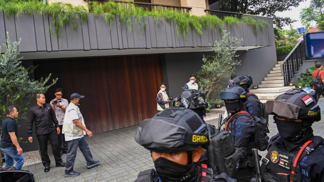 Penyidik KPK mendatangi rumah mantan Wakil Menteri Imigrasi dan Pemasyarakatan Silmy Karim di kawasan Brawijaya, Kebayoran Baru, Jakarta Selatan, Jumat (5/6/2026). [ANTARA FOTO/Indrianto Eko Suwarso/kye]