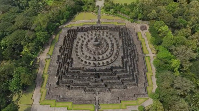 Drone Antigravity A1 yang mengabadikan Borobudur. [Antigravity]
