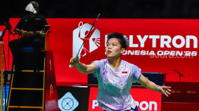 Pebulu tangkis ganda putri Indonesia Siti Fadia Silva Ramadhanti saat melawan ganda putri Jepang Yuki Fukushima dan Mayu Matsumoto China pada babak 8 besar Polytron Indonesia Open 2026 di Istora Senayan, Jakarta, Jumat (5/6/2026). [Suara.com/Alfian Winanto]
