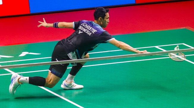 Pebulu tangkis tunggal putra Indonesia Jonatan Christie saat melawan tunggal putra Jepang Yushi Tanaka pada babak 8 besar Polytron Indonesia Open 2026 di Istora Senayan, Jakarta, Jumat (5/6/2026). [Suara.com/Alfian Winanto]