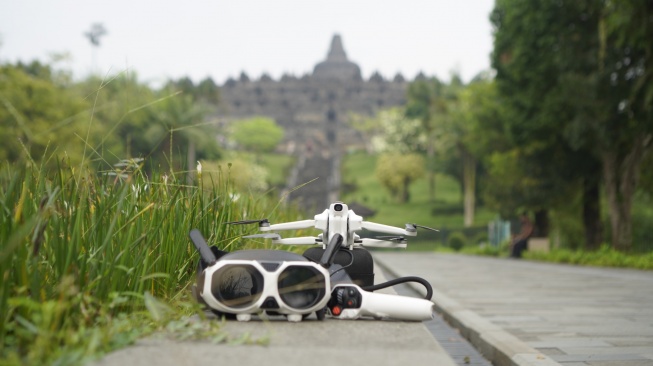 Drone Antigravity A1 yang mengabadikan Borobudur. [Antigravity]