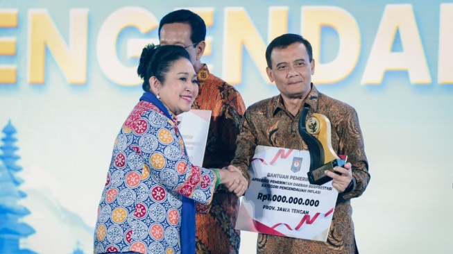 Ahmad Luthfi Antarkan Jawa Tengah Raih Penghargaan Pengendalian Inflasi dari Kemendagri