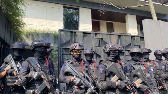 Dijaga Ketat Brimob! KPK Bawa Koper Usai Geledah Rumah Silmy Karim di Kebayoran Baru