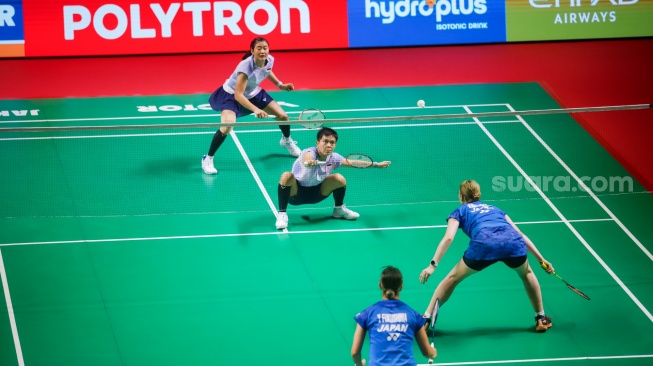Pebulu tangkis ganda putri Indonesia Amallia Cahaya Pratiwi dan Siti Fadia Silva Ramadhanti saat melawan ganda putri Jepang Yuki Fukushima dan Mayu Matsumoto China pada babak 8 besar Polytron Indonesia Open 2026 di Istora Senayan, Jakarta, Jumat (5/6/2026). [Suara.com/Alfian Winanto]

