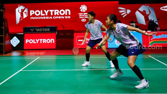 Pebulu tangkis ganda putri Indonesia Amallia Cahaya Pratiwi (kanan) dan Siti Fadia Silva Ramadhanti (kiri) saat melawan ganda putri Jepang Yuki Fukushima dan Mayu Matsumoto China pada babak 8 besar Polytron Indonesia Open 2026 di Istora Senayan, Jakarta, Jumat (5/6/2026). [Suara.com/Alfian Winanto]
