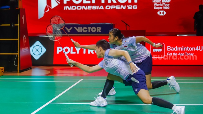 Pebulu tangkis ganda putri Indonesia Amallia Cahaya Pratiwi (kanan) dan Siti Fadia Silva Ramadhanti (kiri) saat melawan ganda putri Jepang Yuki Fukushima dan Mayu Matsumoto China pada babak 8 besar Polytron Indonesia Open 2026 di Istora Senayan, Jakarta, Jumat (5/6/2026). [Suara.com/Alfian Winanto]
