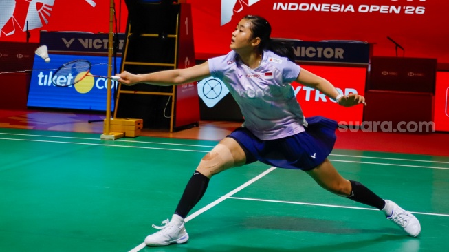 Pebulu tangkis ganda putri Indonesia Amallia Cahaya Pratiwi saat melawan ganda putri Jepang Yuki Fukushima dan Mayu Matsumoto China pada babak 8 besar Polytron Indonesia Open 2026 di Istora Senayan, Jakarta, Jumat (5/6/2026). [Suara.com/Alfian Winanto]
