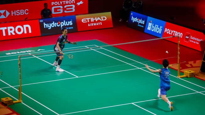 Pebulu tangkis tunggal putra Indonesia Jonatan Christie saat melawan tunggal putra Jepang Yushi Tanaka pada babak 8 besar Polytron Indonesia Open 2026 di Istora Senayan, Jakarta, Jumat (5/6/2026). [Suara.com/Alfian Winanto]