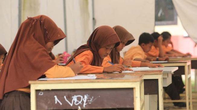 Sejumlah siswa Sekolah Dasar Negeri (SDN) Alue Lhok mengikuti ujian di tenda darurat, di Desa Jambak, Kecamatan Pante Ceureumen, Aceh Barat, Aceh, Jumat (5/6/2026). [ANTARA FOTO/Syifa Yulinnas/kye]