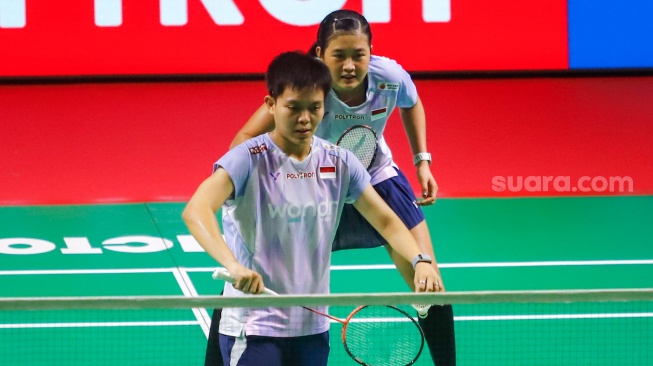 Pebulu tangkis ganda putri Indonesia Amallia Cahaya Pratiwi (kanam) dan Siti Fadia Silva Ramadhanti (kiri) saat melawan ganda putri Jepang Yuki Fukushima dan Mayu Matsumoto China pada babak 8 besar Polytron Indonesia Open 2026 di Istora Senayan, Jakarta, Jumat (5/6/2026). [Suara.com/Alfian Winanto]
