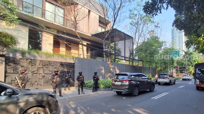 Satuan Brigadir Mobil (Brimob) berjumlah sekitar 10 personel menjaga area depan pagar dari kediaman Mantan Wakil Menteri Imigrasi dan Pemasyarakatan (Wamen Imipas) Silmy Karim di Jalan Brawijaya III No.5, Kebayoran Baru, Jakarta, Jumat petang (5/6/2026). (Suara.com/Cornelius Juan Prawira)