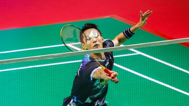 Pebulu tangkis tunggal putra Indonesia Jonatan Christie saat melawan tunggal putra Jepang Yushi Tanaka pada babak 8 besar Polytron Indonesia Open 2026 di Istora Senayan, Jakarta, Jumat (5/6/2026). [Suara.com/Alfian Winanto]