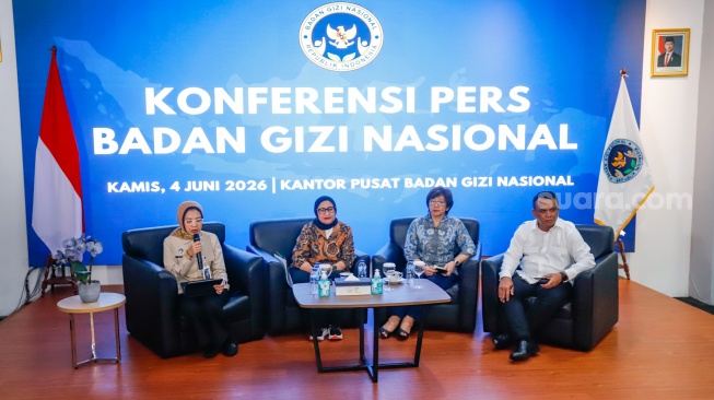 Kepala Badan Gizi Nasional (BGN) Nanik Sudaryati Deyang (kedua kiri) bersama Wakil Ketua BGN Agustina Arumsari (kedua kanan) dan Trenggono (kanan) saat konferensi pers di Gedung BGN, Jakarta, Kamis (4/6/2025). [Suara.com/Alfian Winanto]