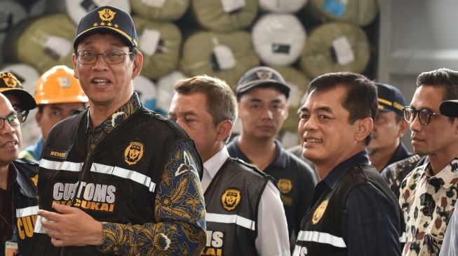 Menteri Keuangan Purbaya Yudhi Sadewa dan Dirjen Bea dan Cukai Djaka Budhi Utama di Pelabuhan Tanjung Priok, Jakarta, Sabtu (6/6/2026). Purbaya sedang memeriksa laporan penumpukan ribuan dokumen di Tanjung Priok yang dikeluhkan oleh pengusaha. [Antara]